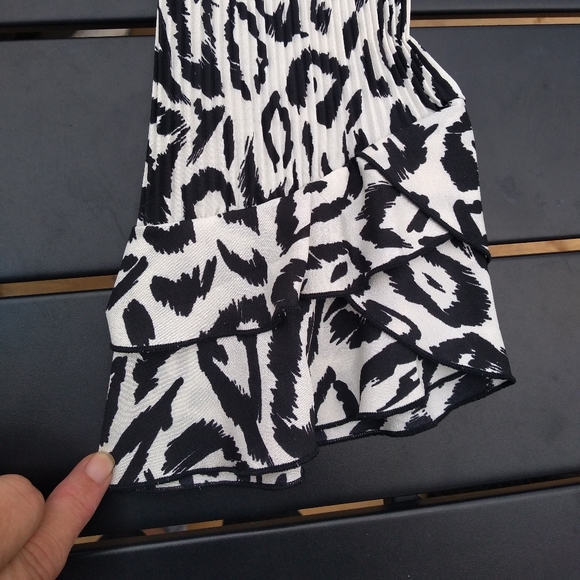 Sioni Black & White Clingy Blouse, Size XL, Ruffled Front & Sleeves, But… - Picture 10 of 10